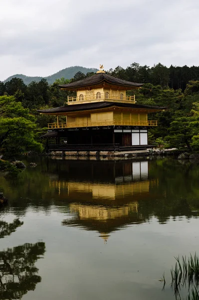 Een Verticaal Shot Van Een Prachtige Kinkakuji Tempel Met Een — Stockfoto