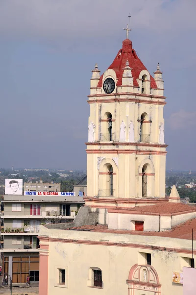 Camaguey Cuba 2013年3月2日 古巴卡马圭市的一座教堂 靠近一座展示切 格瓦拉的大照片的建筑 旁边有一个标有他的标语的标志 — 图库照片