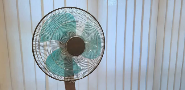 Primer Plano Ventilador Piso Colocado Frente Las Cortinas Una Habitación — Foto de Stock