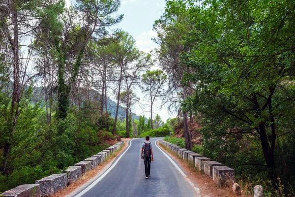 Uma Bela Foto Uma Silhueta Masculina Andando Por Uma Estrada — Fotografia de Stock