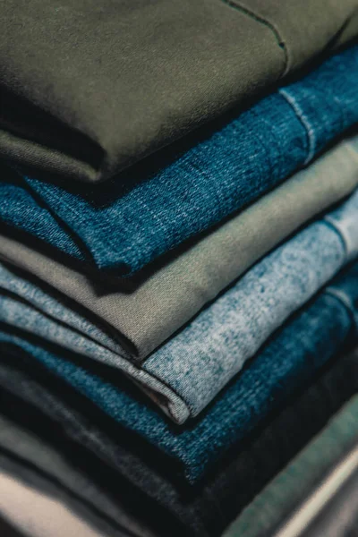 Tiro Vertical Uma Pilha Jeans Bem Dobrados — Fotografia de Stock