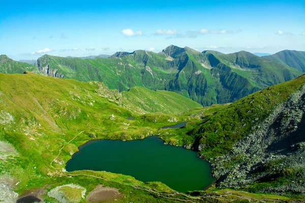 Uma Bela Foto Lago Capra Nas Montanhas Fagaras Dia Brilhante — Fotografia de Stock