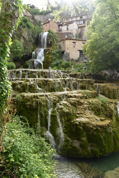 Tiro Vertical Uma Cachoeira Orbaneja Del Castillo Espanha — Fotografia de Stock