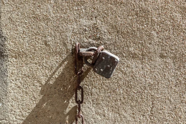 Ένα Κοντινό Πλάνο Μιας Παλιάς Και Σκουριασμένης Κλειδαριάς Και Αλυσίδων — Φωτογραφία Αρχείου