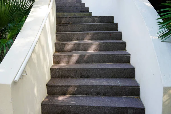 Снимок Бетонной Лестницы Белым Забором — стоковое фото