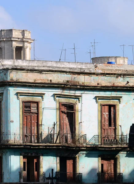 Tipikus Régi Lerobbant Erkélyek Javításra Szorulnak Old Havannában Kubában Kék — Stock Fotó