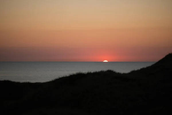 Μια Όμορφη Φωτογραφία Ενός Ηλιοβασιλέματος Πάνω Από Μια Θάλασσα — Φωτογραφία Αρχείου