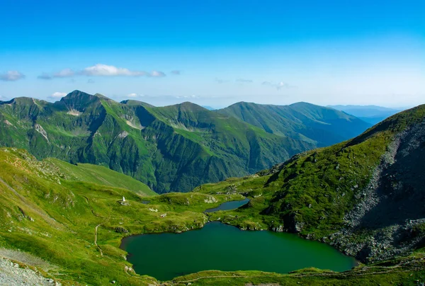 루마니아의 산맥에 카프라 호수의 아름다운 — 스톡 사진