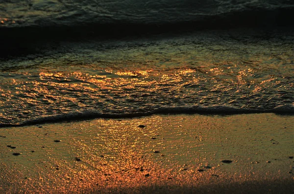 一个美丽的大海浪在大海里拍击 — 图库照片
