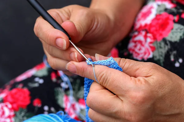 Een Closeup Van Een Blanke Vrouw Breien Een Speelgoed — Stockfoto