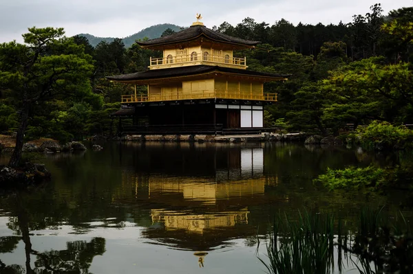 Egy Lélegzetelállító Felvétel Egy Gyönyörű Kinkakuji Templomról Ami Tükröződik Egy — Stock Fotó