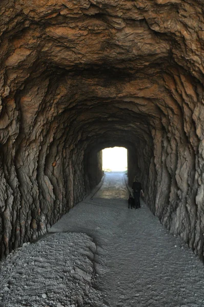 Вертикальний Знімок Кам Янистого Тунелю Йде Пляж — стокове фото