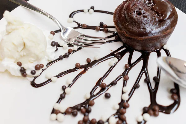 바닐라 아이스 맛있는 초콜릿 케익의 — 스톡 사진