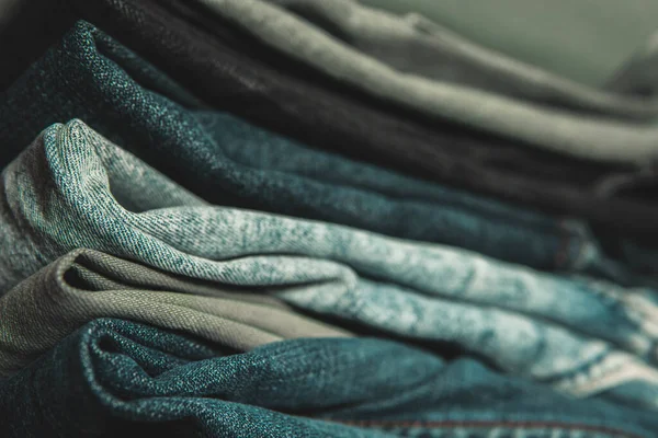 Uma Pilha Jeans Bem Dobrados — Fotografia de Stock
