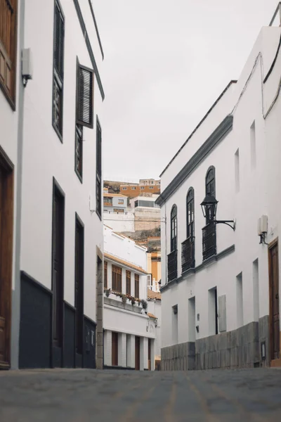 Tiro Vertical Uma Rua Entre Casas Brancas — Fotografia de Stock