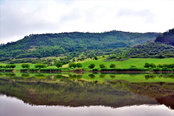 Egy Gyönyörű Kép Zöld Dombok Tükörképéről Tavon — Stock Fotó