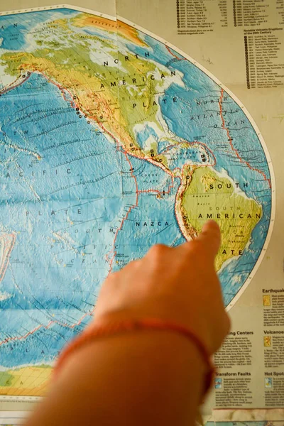 Disparo Vertical Una Mano Apuntando Sudamérica Mapa — Foto de Stock