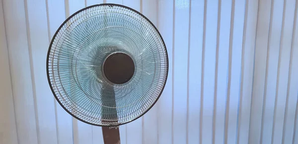 Primer Plano Ventilador Piso Colocado Frente Las Cortinas Una Habitación —  Fotos de Stock