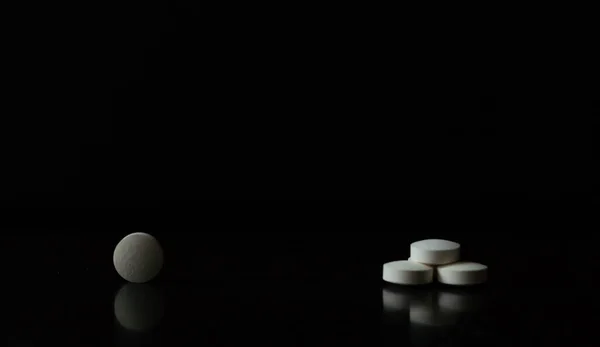 Группа Белых Медицинских Таблеток Черном Фоне — стоковое фото
