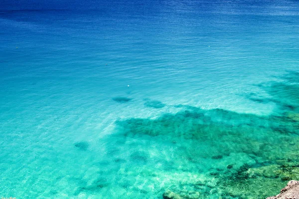 Ein Atemberaubender Blick Auf Türkisfarbenes Meerwasser Auf Fuerteventura — Stockfoto