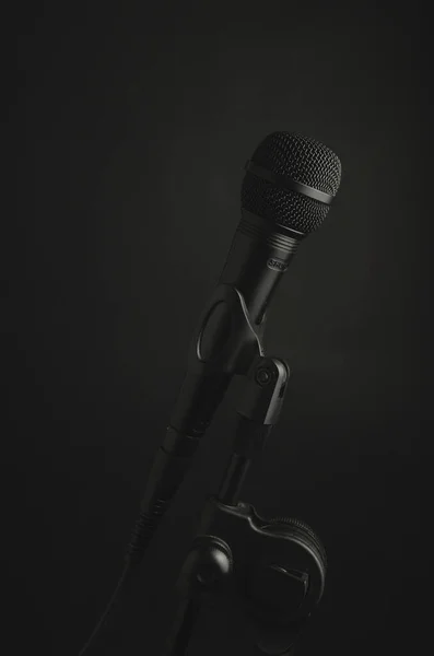 Tiro Close Vertical Microfone Preto Fundo Preto — Fotografia de Stock