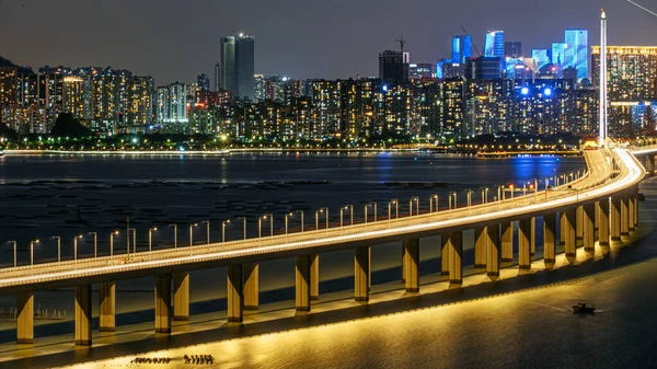 中国の夜の美しい深セン湾橋 — ストック写真