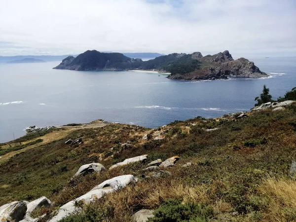 Cies Adaları Spanya Bitkilerle Dolu Bir Sahilin Manzarası — Stok fotoğraf