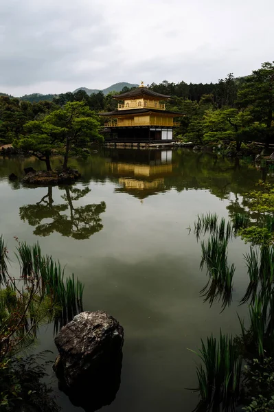 Vertikal Bild Vacker Kinkakuji Tempel Med Reflektion Över Sjö Kyoto — Stockfoto