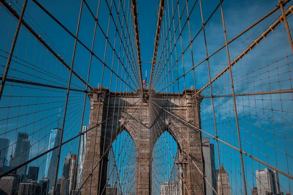 Colpo Angolo Basso Del Ponte Manhattan Uno Sfondo Cielo Blu — Foto Stock