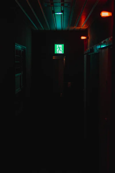 Μια Σκοτεινή Κυκλοθυμική Φωτογραφία Μιας Πόρτας Ένα Μοτέλ — Φωτογραφία Αρχείου