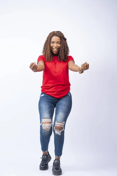 Vertikal Bild Vacker Afrikansk Kvinna Som Känner Sig Mycket Glad — Stockfoto