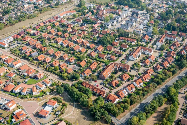 Luftaufnahme Einer Deutschen Vorstadt Mit Straßen Und Vielen Kleinen Häusern — Stockfoto