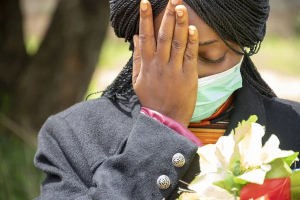 Shallow Focus Shot Young Nigerian Woman Mourning While Holding Flowers — Stock Photo, Image