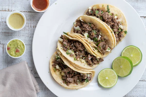 Tiro Alto Ángulo Sándwiches Carne Rodajas Limón Plato Una Mesa —  Fotos de Stock