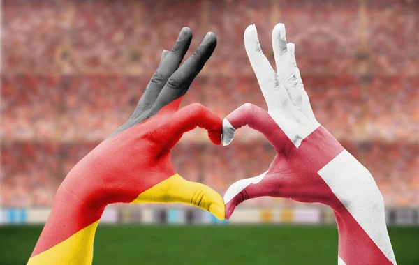 Eine Nahaufnahme Zweier Hände Mit Den Flaggenfarben Deutschlands Und Englands — Stockfoto