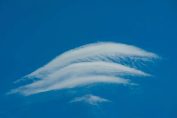 Fascinující Záběr Vln Vytvořených Bílými Mraky Modré Obloze — Stock fotografie