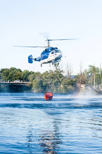 Plasencia Spanyolország 2015 Július Egy Helikopter Összegyűjti Vizet Jerte Folyóban — Stock Fotó