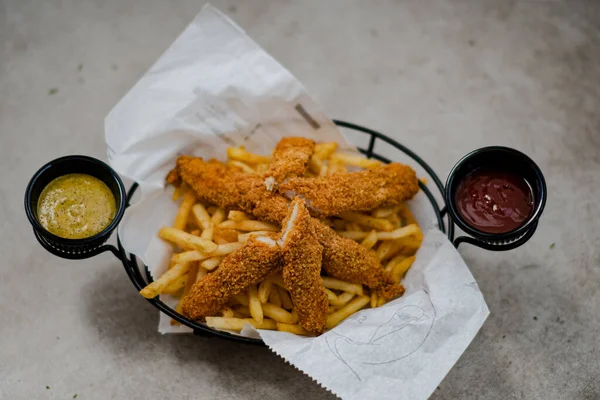 Tiro Alto Ángulo Trozos Pollo Frito Papas Fritas Salsa Una — Foto de Stock