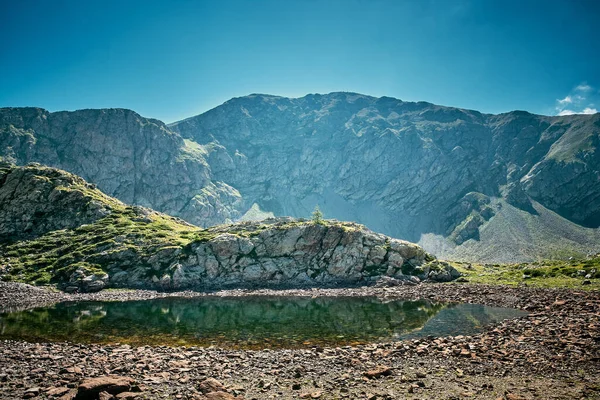 Чудовий Краєвид Маленьке Озеро Оточене Гірським Хребтом Долині Французької Рів — стокове фото
