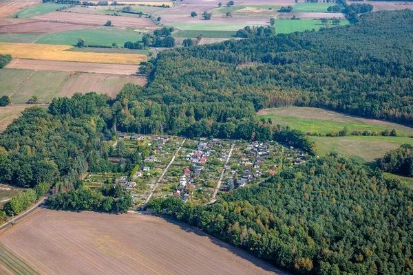 Flygfoto Över Koloni Tilldelningsträdgårdar Mitten Åkermark Mellan Små Skogar — Stockfoto