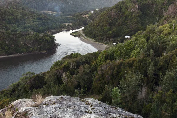 Largo Río Rodeado Montañas Cubiertas Verdes —  Fotos de Stock