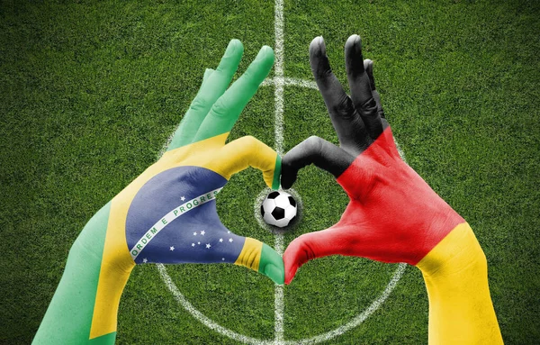 Крупный План Двух Рук Цветами Флага Бразилии Германии Образующих Сердце — стоковое фото