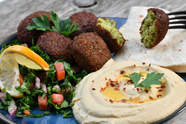 Zbliżenie Strzał Tradycyjnej Domowej Roboty Falafel Różnych Warzyw Hummus — Zdjęcie stockowe