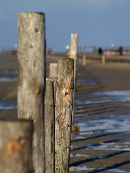 Eine Vertikale Aufnahme Von Holzstangen Strand Von Sankt Peter Ording — Stockfoto