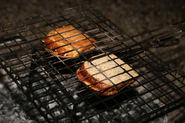 Heerlijke Broodjes Die Het Vuur Worden Gegrild — Stockfoto