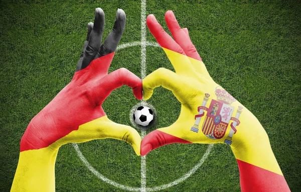 Две Руки Человека Нарисованные Флагами Германии Испании Образуют Сердце Футбольным — стоковое фото