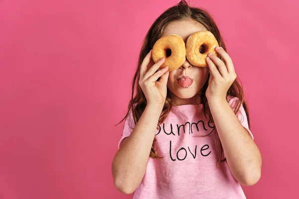 Liten Flicka Poserar Med Ett Par Munkar Ögonen Rosa Bakgrund — Stockfoto