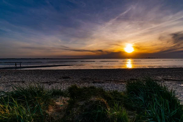 穏やかなビーチで撮影された息をのむような夕日 — ストック写真