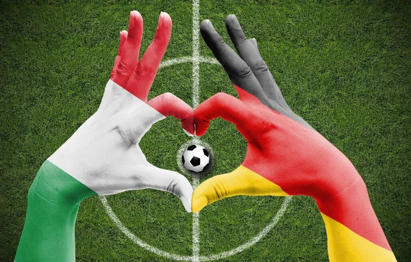 Две Руки Человека Нарисованные Флагами Италии Германии Образуют Сердце Футбольным — стоковое фото