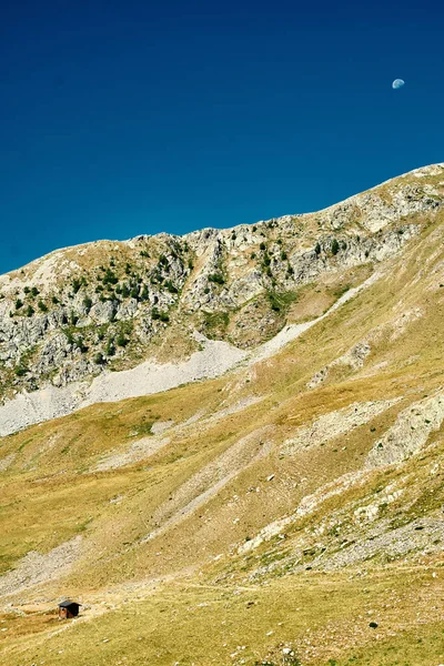 Vit Halvmåne Som Stiger Över Bergssluttningen Med Liten Trästruktur Puckel — Stockfoto